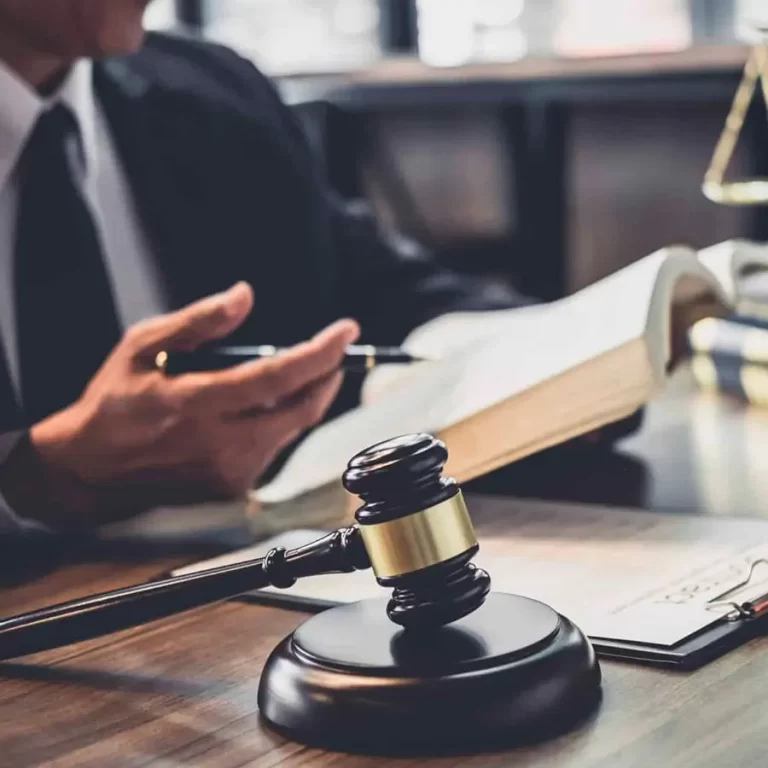 Existem diversas razões significativas pelas quais uma empresa deve considerar a contratação de consultoria jurídica.